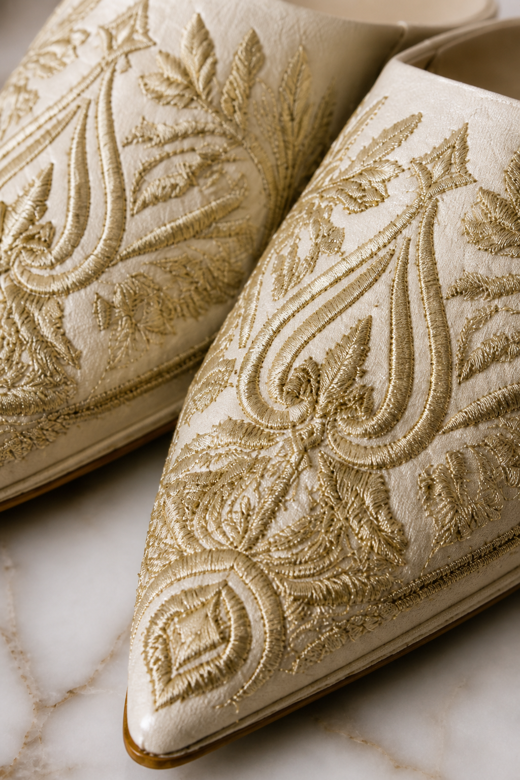 بلغة نسائية ذهبية مرصعة — Broderie — bldi couture